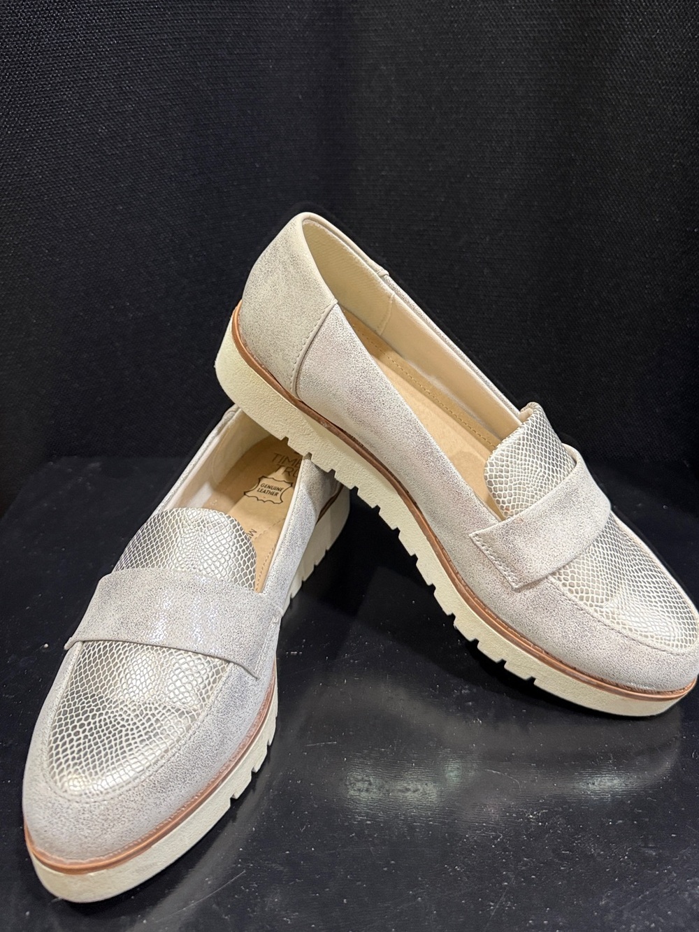 Time and Tru Women’s Metallic Ivory Loafers with Textured Upper-size 6